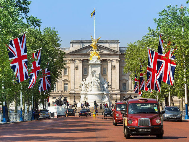 "London: A Vibrant Blend of History and Modernity"