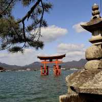 厳島神社 (Itsukushima Shrine, Hiroshima) – 海に浮かぶ幻想的な鳥居