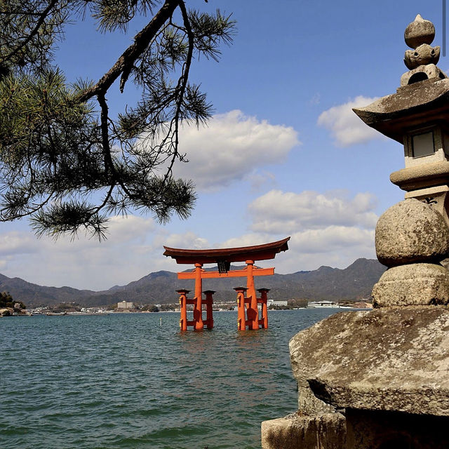 厳島神社 (Itsukushima Shrine, Hiroshima) – 海に浮かぶ幻想的な鳥居