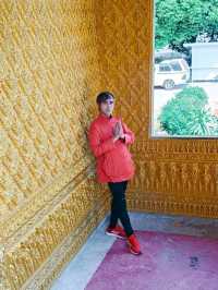 วัดจันทร์ตะวันตก สีเหลืองทองอร่าม งามตระการตา