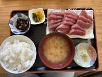 大ボリュームのマグロ刺身定食