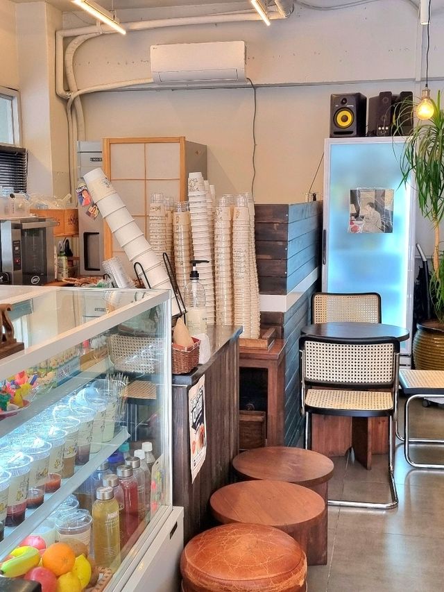 햇살이 따사롭게 들어오는 루모스커피✨️