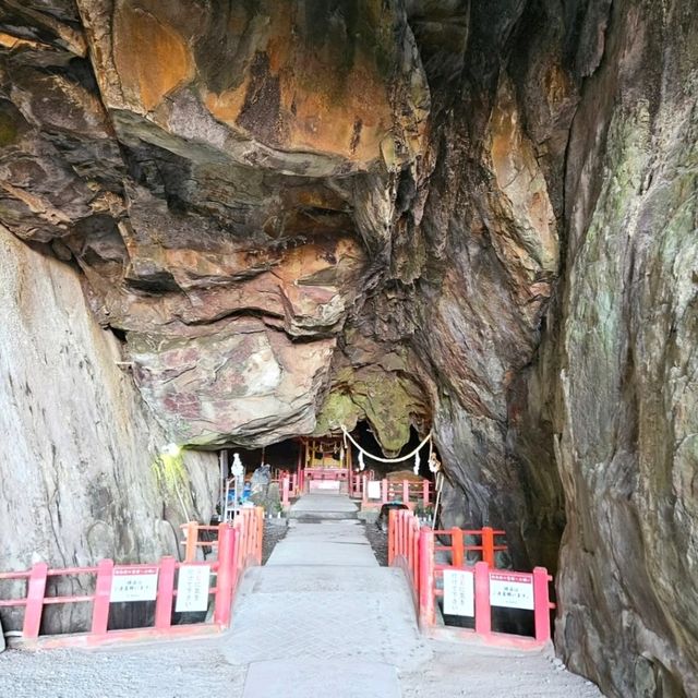 神秘的。岩の中にある神社