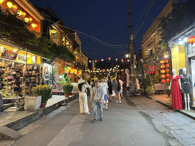 【ホイアン】ただ歩くだけで満たされる、東南アジアの奇跡的な町並み。