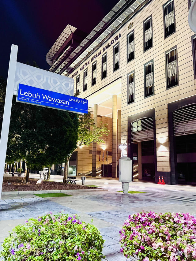 Dataran Wawasan: Serene Stroll Through Putrajaya’s Modern Majesty 