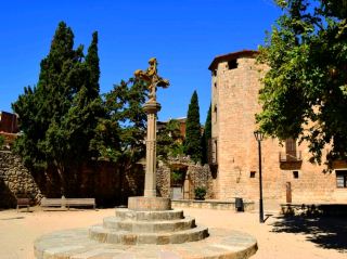 A town dominated by an ancient Benedictine monastery.