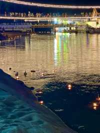川に流すのは光だけじゃない。心の願いもそっと一緒に——ロイクラトンの夜✨