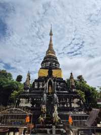 The golden pagoda believed to house sacred relics of Buddha site gracefully on a hilltop🌳
