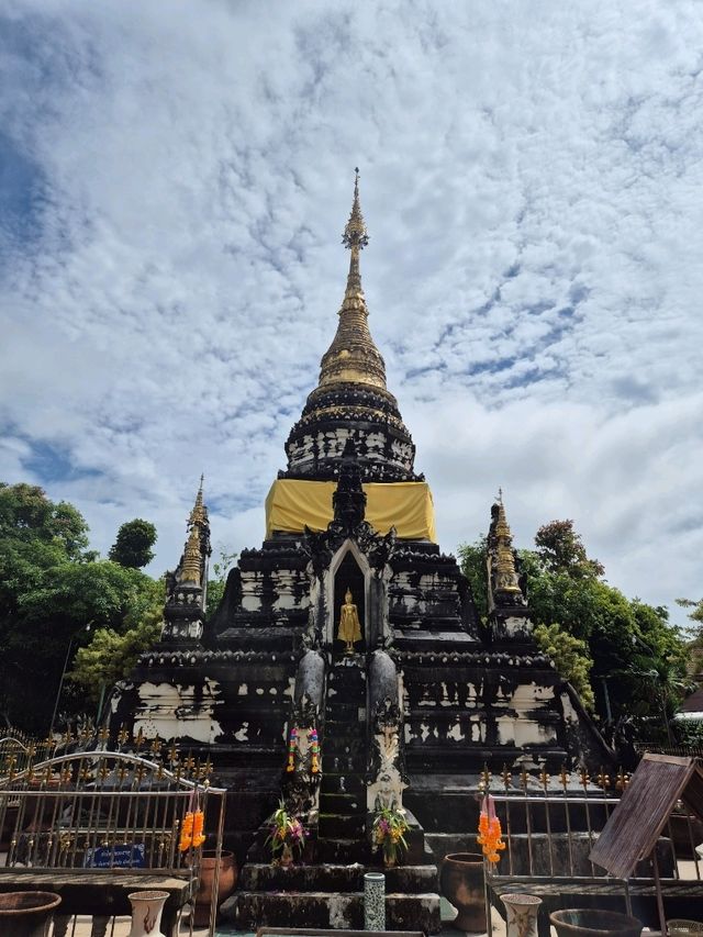 The golden pagoda believed to house sacred relics of Buddha site gracefully on a hilltop🌳