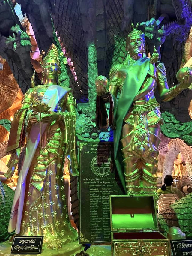 歴史と伝説が息づく寺院、ワット・マニウォンでタイの心に触れる。🐉🙏