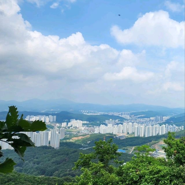 Easy Climb, Big Payoff Vibes