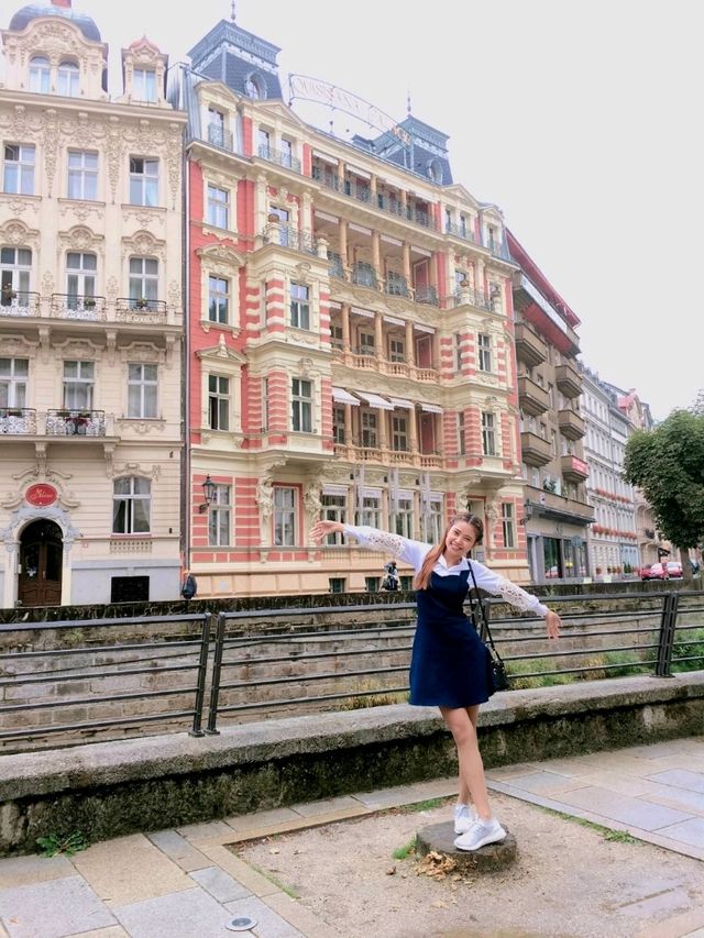 คาร์โรวี วารี เมืองสีพาสเทลกลางหุบเขาอันสวยงาม