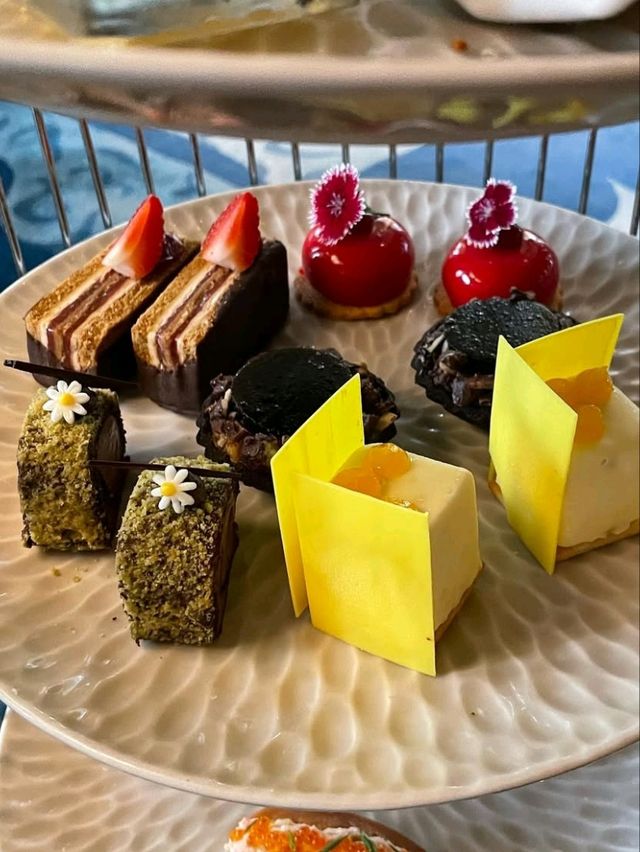 🇮🇩🌟 Jakarta’s Hidden Gem: Stay Classy at Raffles! 🏛️✨