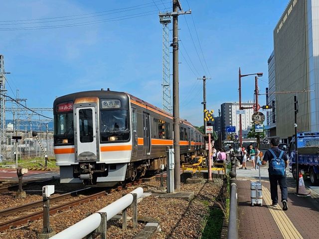 伊勢市最長商店街道，鐵道旁的〔しんみち商店街〕