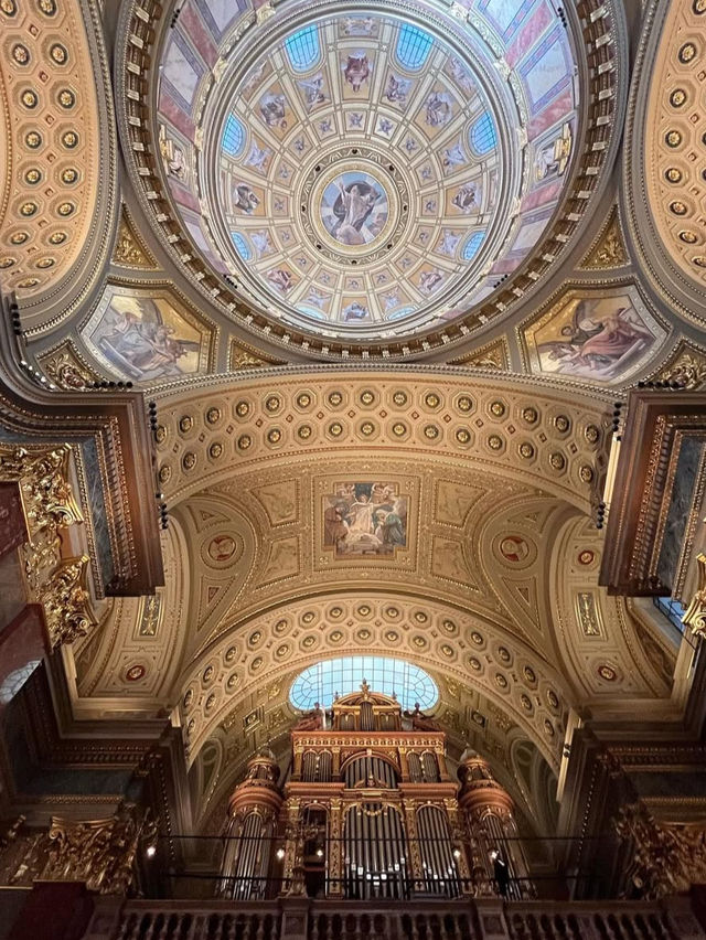 ⛪プラハ・聖ヴィート大聖堂｜天空を突き刺す荘厳なゴシック建築