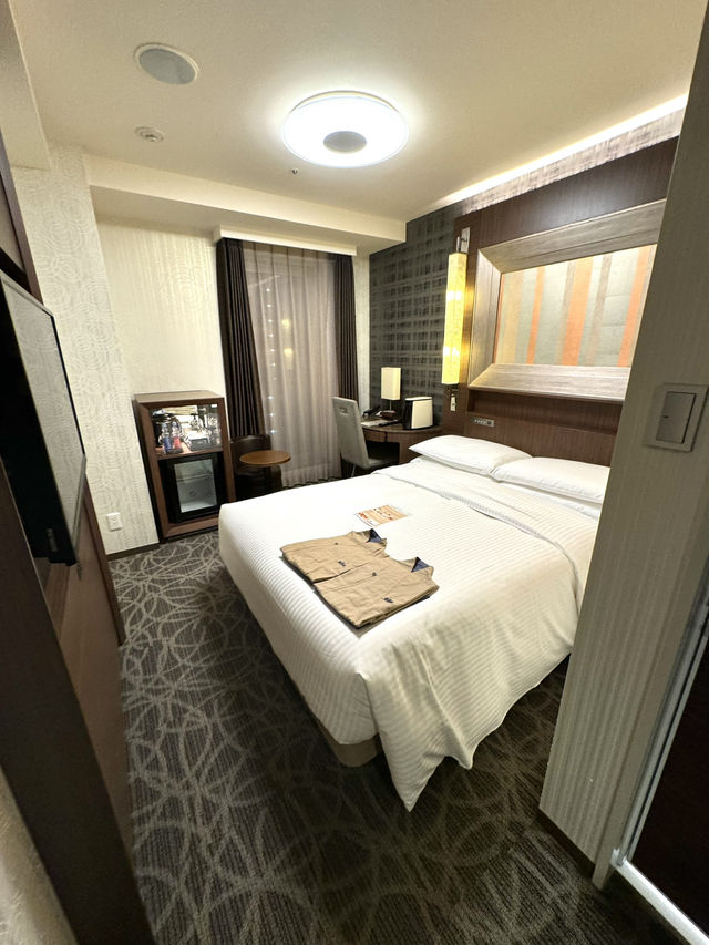 🏨✨ Stay Like a Local at Tokyo — Convenience, Comfort & City Views All in One! 🗼🛍️