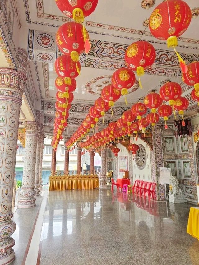 วัดฉื่อฉาง เป็นวัดจีนที่ตั้งอยู่ใจกลางเมืองหาดใหญ่