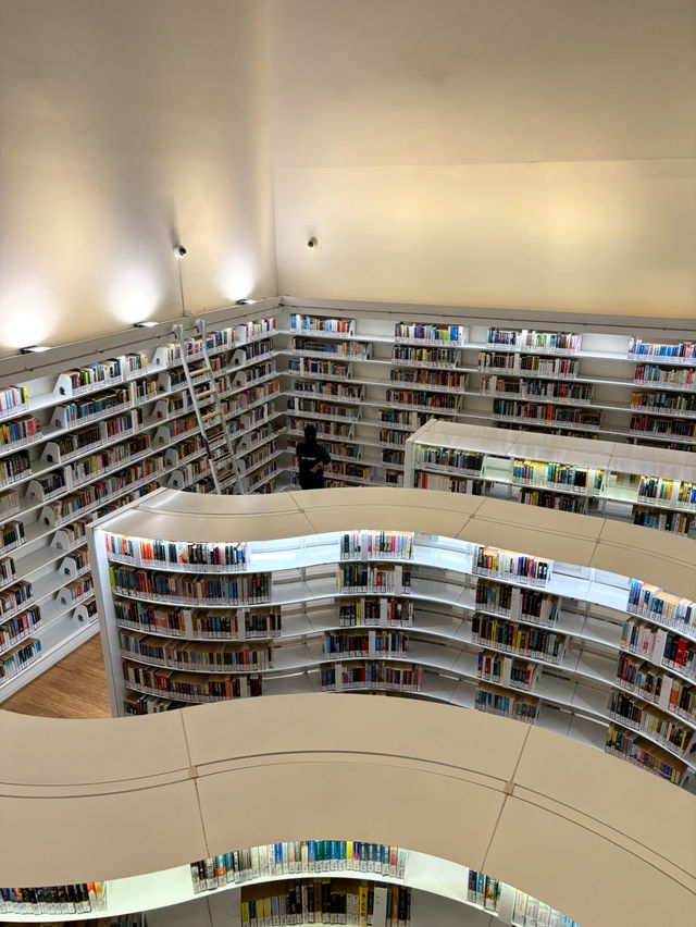 💫 รีวิวไลบรารีที่ชิคสุดในจักรวาล: Library@Orchard