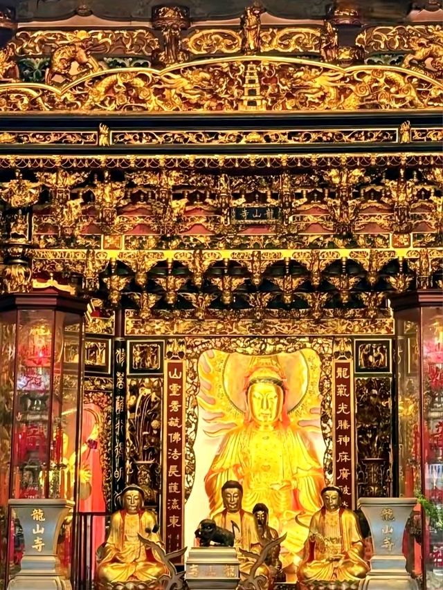 Tranquil Vibes at Taipei’s Timeless Longshan Temple