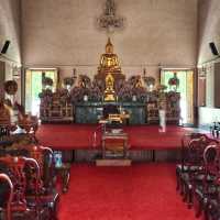 สักการะพระพุทธรูปในพระวิหารสมัยรัชกาลที่ 3