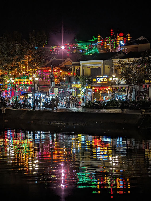 Hoi An: Where Evening Comes Alive with Lanterns! 🏮✨