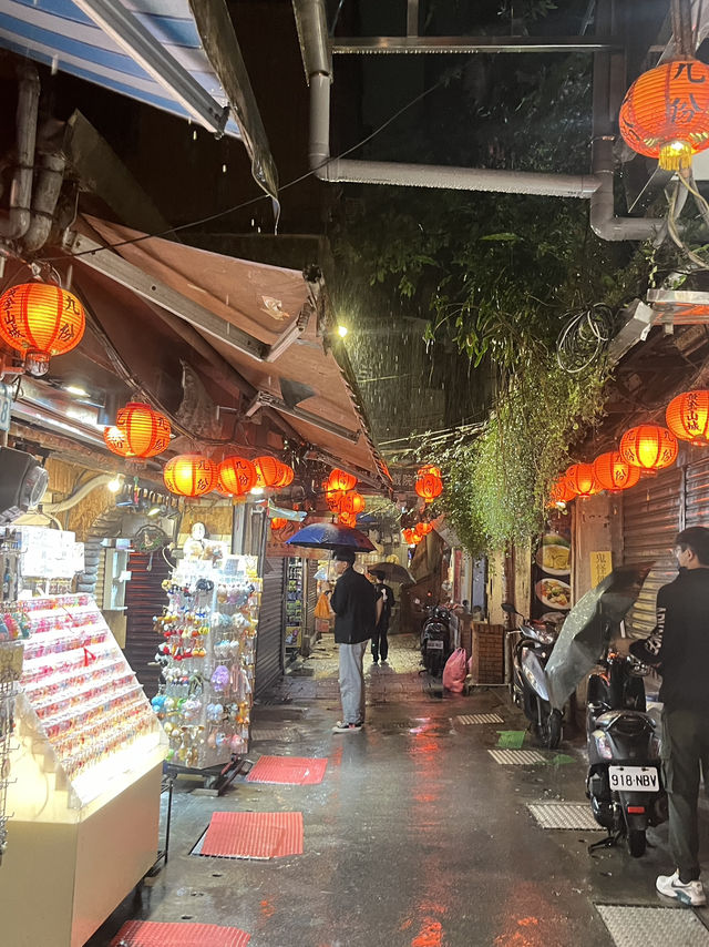 🌙 Jiufen Old Street at Night – A Hidden World After Dark