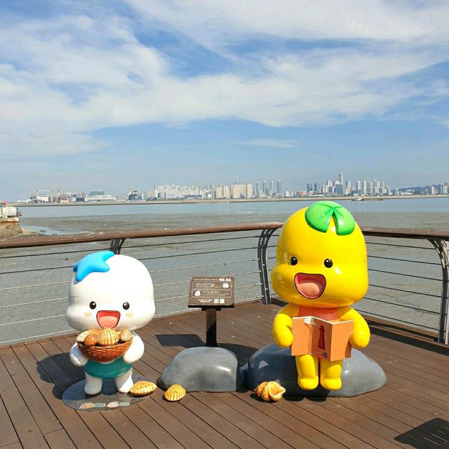 이국적인 해수풀과 빨간 등대를 볼 수 있는 곳 🧞‍♀️