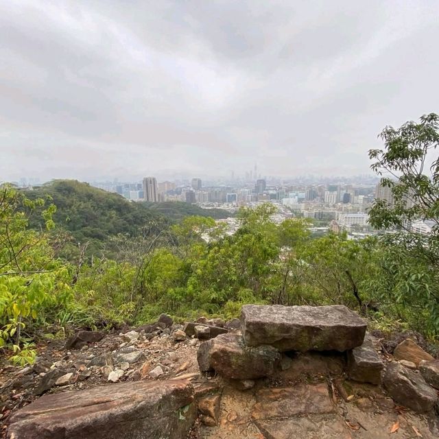 Urban Views and Unique Rock Formations at Jinmian Mountain and Scissors Rock