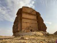 🏜️ 寂靜沙海中的千年石墓｜AlUla 的納巴泰遺跡群