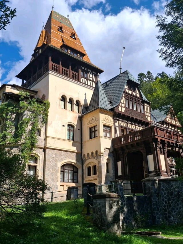 Exploring the Elegance of Peleș Castle Exploring the Elegance of Peleș Castle