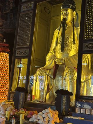 Qiqushan Grand Temple in Sichuan | The fragrant Guixiang Hall fills the courtyard, and the spiritual energy of flowers and trees lingers with incense.

In addition to the majestic halls dedicated to Guandi, Wenchang, and Kuixingye, the Qiqushan Grand Temple in Zitong, Sichuan, boasts a hall emitting a subtle and refreshing fragrance: the Guixiang Hall.

The Guixiang Hall is named after the ancient osmanthus tree planted in front of the hall. During flowering season, the fragrance fills the courtyard, wafting on the wind and blending with the lingering Buddhist incense within the hall, creating a uniquely elegant atmosphere. Inside the hall, the statue of the Bodhisattva, with its benevolent and auspicious features, complements the sweet fragrance of the osmanthus, creating a tranquil and peaceful atmosphere.

Pilgrimages to the Guixiang Hall often pray for family harmony and a stable life. Unlike the solemnity and majesty of other temples, this one possesses a more gentle and soft atmosphere. After burning incense, believers often pause beneath the osmanthus tree to quietly make a wish, as if the flowers, trees, and spirits of heaven and earth are witnessing their prayers. The beauty of Guixiang Hall lies not in its grandeur but in its "peaceful fragrance that reaches the heart." It reminds us that, beyond fame, loyalty, and avoiding disaster, life also requires a sense of daily peace and tranquility.