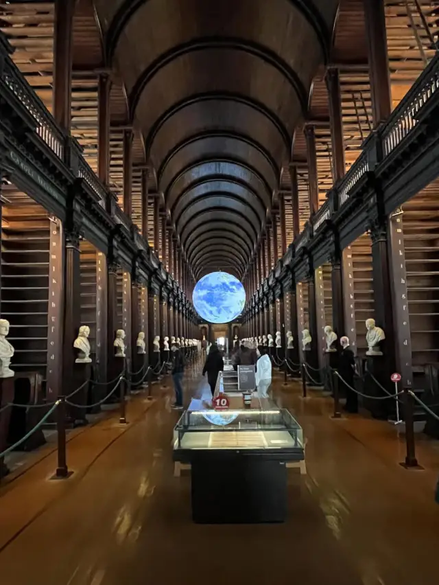 アイルランドの輝かしい遺産を垣間見る：ケルズの書