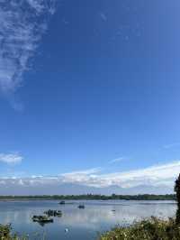 屏東｜大鵬灣 & 濱灣碼頭——把天空的雲當成船帆，沿著潟湖把藍一路航向海口 🌊⛵️