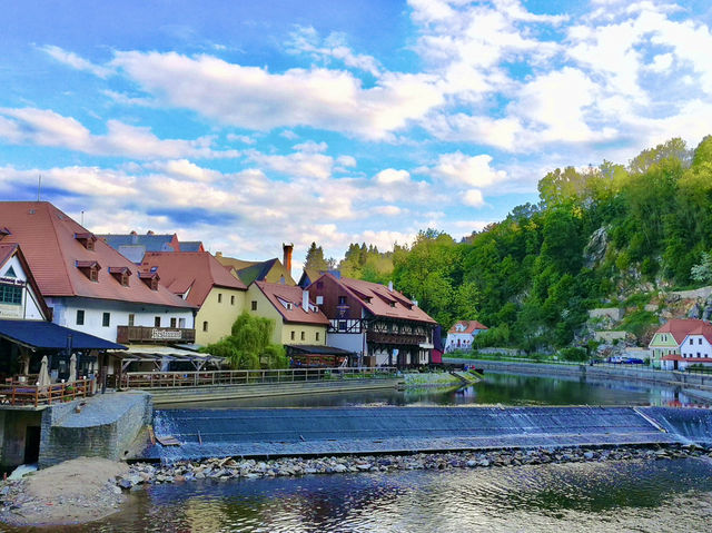 Riverside Magic✨ Lazebnický Most – Gateway to Český Krumlov’s Fairytale Old Town