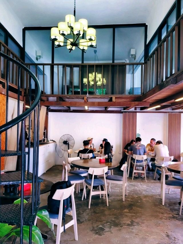 🥪☕🥦🌶️🍜🫛🥃🍗🥒🍛Savouring Local Delights at a Cozy Riverside Cafe in Malacca.