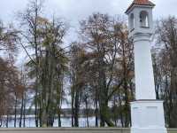 静寂に包まれた湖に佇むカウナス城