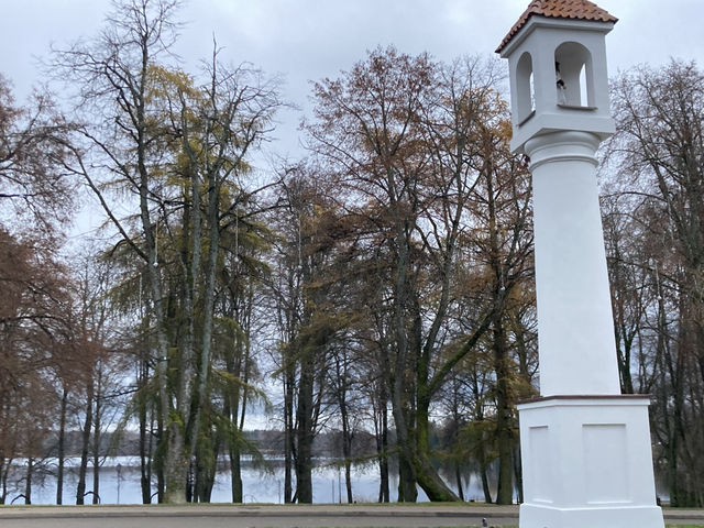 静寂に包まれた湖に佇むカウナス城 静寂に包まれた湖に佇むカウナス城