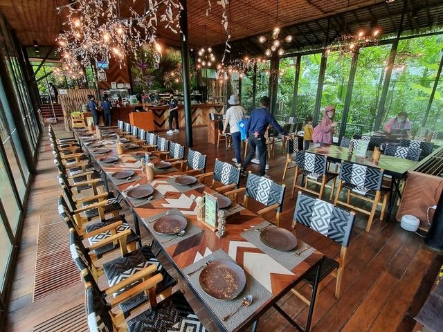 Phuket’s Three Monkeys Restaurant: Jungle Vibes & Tom Yum Delights 🍲🌴