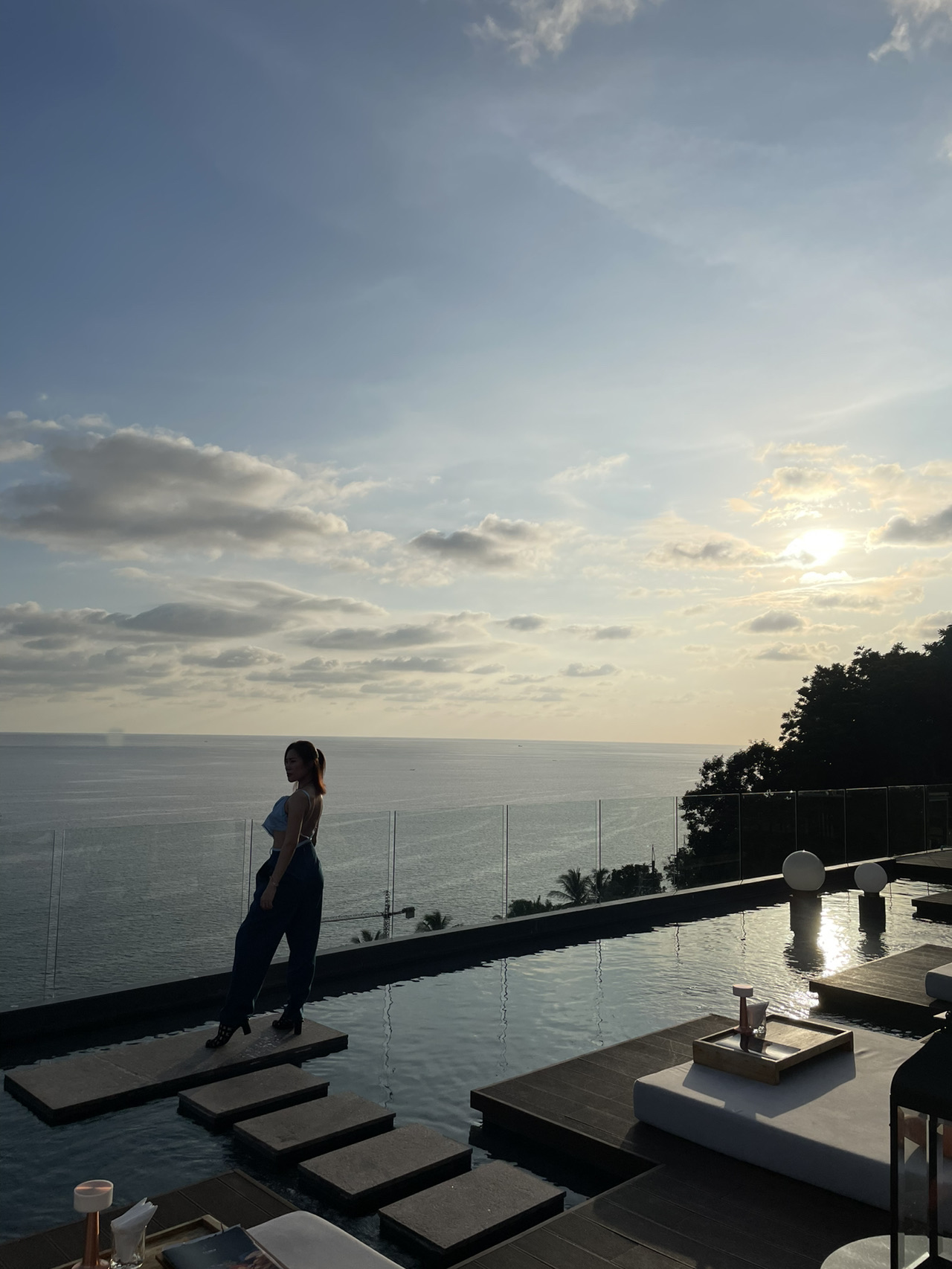 During my trip to Phuket, I stayed at Kalima Resort & Spa, which is nestled on a lush green hillside on the west coast. It's located at Kalim Beach, just 200 meters from Patong Beach. From this spot, you can enjoy a breathtaking 220-degree panoramic view of the bay and the Andaman Sea. 🌊
 
On the 6th floor of the hotel, there's a restaurant called Malika. I sat there from before sunset until late in the evening, completely captivated by the stunning views. ✨