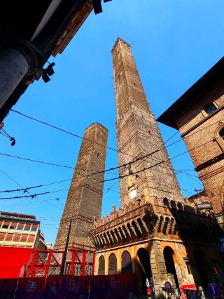 The symbol of Bologna: two tall medieval towers 🇮🇹