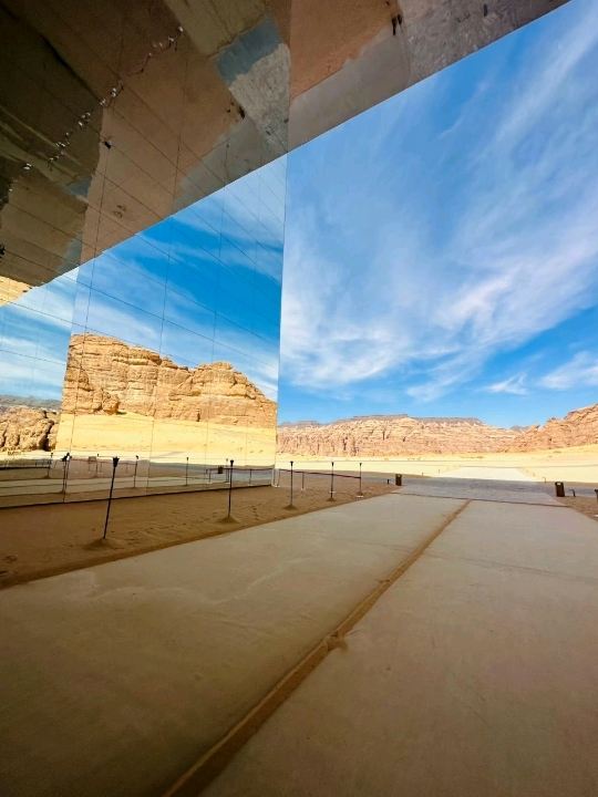 🪞サウジアラビアの砂漠に潜む、世界最大の鏡の建築物。 | Trip.com