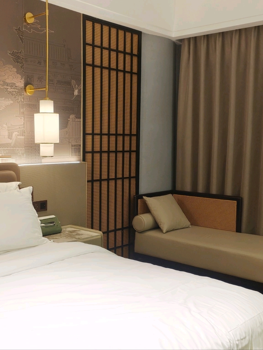 Are budget hotels in Shenzhen actually a trap? Can you really get a room for just over $200 a night? This time, we're reviewing a budget-friendly hotel right in the heart of Shenzhen to give you a firsthand look at the experience!

🏨 Hotel Overview & Highlights
We chose an affordable hotel located right in downtown Shenzhen. It's right next to Guomao Subway Station—just a quick turn of the corner from King Glory Plaza, making transportation super convenient. For just over $200 a night, you get a double room (with an en-suite bathroom). The room is relatively spacious, making it practical enough for a short getaway for couples or friends. The best part is how neat and clean the room is, and the bathroom features a dry and wet separation design. Overall, it's a solid choice for the price.

🛌 Firsthand Experience
1. The check-in process was smooth, and the front desk clerk was quite friendly and helpful.
2. The room is equipped with all the basic amenities: AC (with adjustable temperature), an electric kettle, stable WiFi, and USB ports. The bed is sturdy and clean, and both the mattress and pillows are of moderate firmness.
3. The bathroom features a walk-in shower paired with a bathtub, clearly separating the wet and dry areas from the toilet. It provides a disposable bathtub cover and bubble bath salts. Additionally, it has both a handheld showerhead and a rainfall showerhead, with great water pressure and temperature. Basic supplies like disposable slippers, toiletries, and a comb are also included.
4. Soundproofing is average, but it gets pretty quiet at night.
5. The room has soft lighting, which is great for those who prefer to sleep with a light on at hotels.

⚠️ The room lacks natural sunlight and does not provide a mini-fridge.