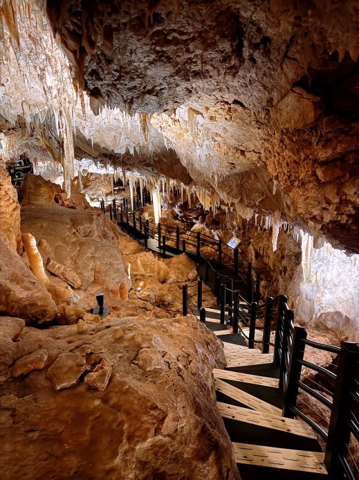 Ngilgi Cave（ニルギ洞窟）が幻想的すぎる！天井から降り注ぐ鐘乳石と