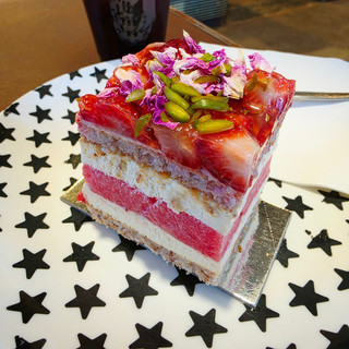 🇦🇺 The most Instagrammable cake in the world 🍰 Watermelon and strawberry cake from Black Star Pastry in Sydney 🍉🍓