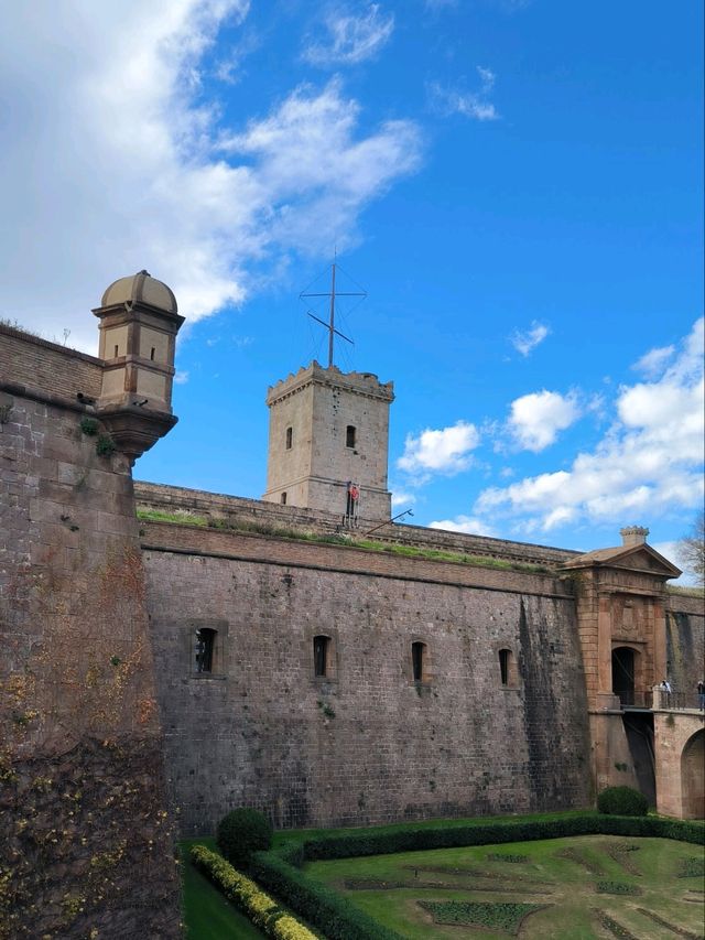 Exploring Montjuïc Castle: A Fortress of History and Views 🏰🌅