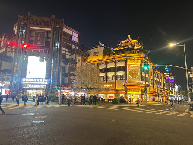 Китай. Шанхай. Yuyuan Bazaar и Yuyuan Garden Китай. Шанхай. Yuyuan Bazaar и Yuyuan Garden