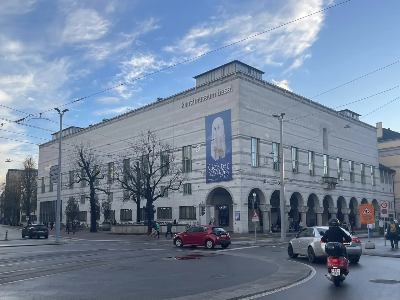 Bảo tàng Nghệ thuật Basel (Kunstmuseum Basel), một trong những bảo tàng nghệ thuật công cộng quan trọng và lâu đời nhất của Thụy Sĩ, được thành lập vào năm 1661. Bảo tàng chuyển đến tòa nhà chính hiện tại vào năm 1936 và chính thức khai trương địa điểm mới vào năm 2016. Bộ sưu tập của bảo tàng bao gồm hơn 300.000 tác phẩm nghệ thuật, trải dài tám thế kỷ từ tranh vẽ, điêu khắc và tranh khắc châu Âu thời trung cổ đến đương đại. Năm 1967, hai kiệt tác của Picasso được cho Bảo tàng Nghệ thuật Basel mượn dài hạn đứng trước nguy cơ bị bán do chủ sở hữu ban đầu gặp khó khăn về tài chính. Chính quyền bang Basel đã quyết định đóng góp 6 triệu franc Thụy Sĩ, cùng với 2,4 triệu franc Thụy Sĩ nữa được gây quỹ thông qua một chiến dịch gây quỹ cộng đồng. Người dân đã tham gia gây quỹ thông qua các buổi bán hàng từ thiện và các buổi biểu diễn văn hóa, cuối cùng đã bảo tồn thành công hai tác phẩm quý giá này. Vô cùng cảm động, Picasso sau đó đã tặng bốn tác phẩm cho bảo tàng để đáp lại. Sự kiện này không chỉ thể hiện tình yêu và trách nhiệm của người dân Basel đối với nghệ thuật mà còn mang đến cho Bảo tàng Nghệ thuật Basel một trong những bộ sưu tập Picasso quan trọng nhất thế giới.