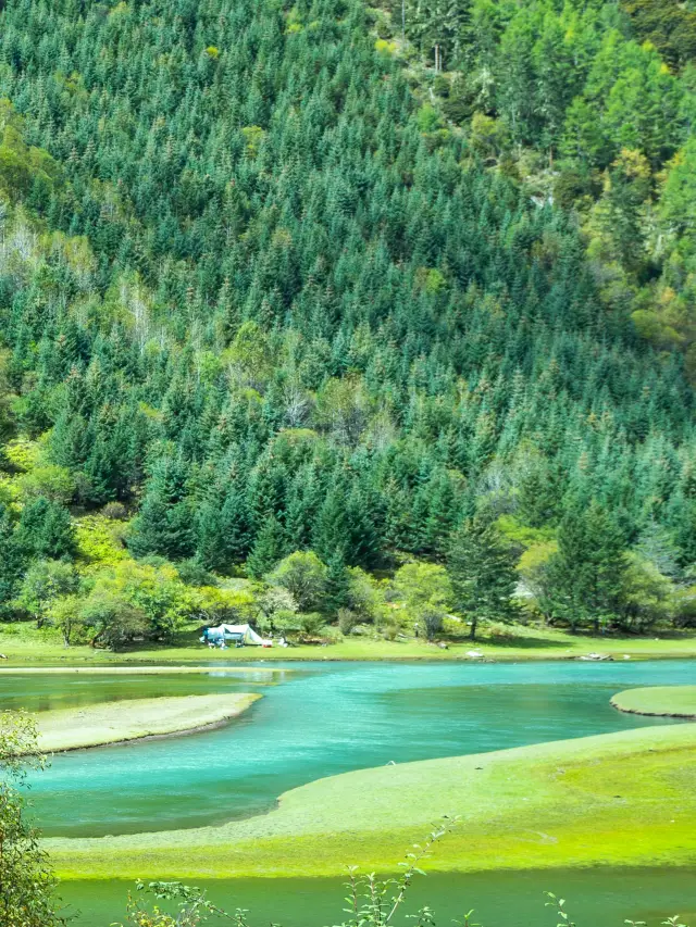 Drive to the Moon Lake in western Sichuan and experience the stunning beauty of nature