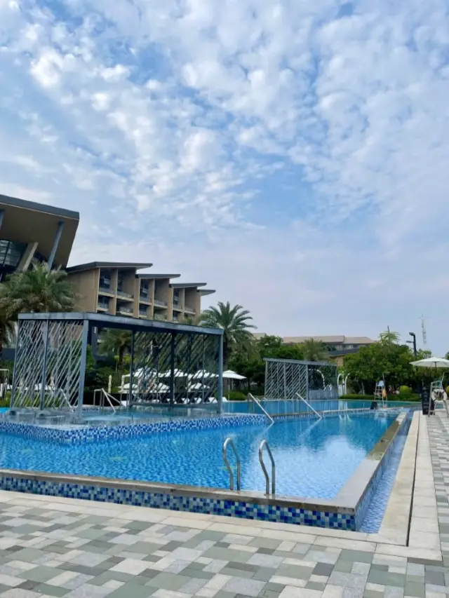 Renaissance Xiamen Resort & Spa | Love watching the sunrise from bed