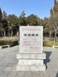 霍去病墓與衛青墓塚一牆之隔，一個萬人敬仰，一個荒草叢生